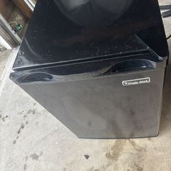 Two Small Refrigerators And A Microwave All Three For $100