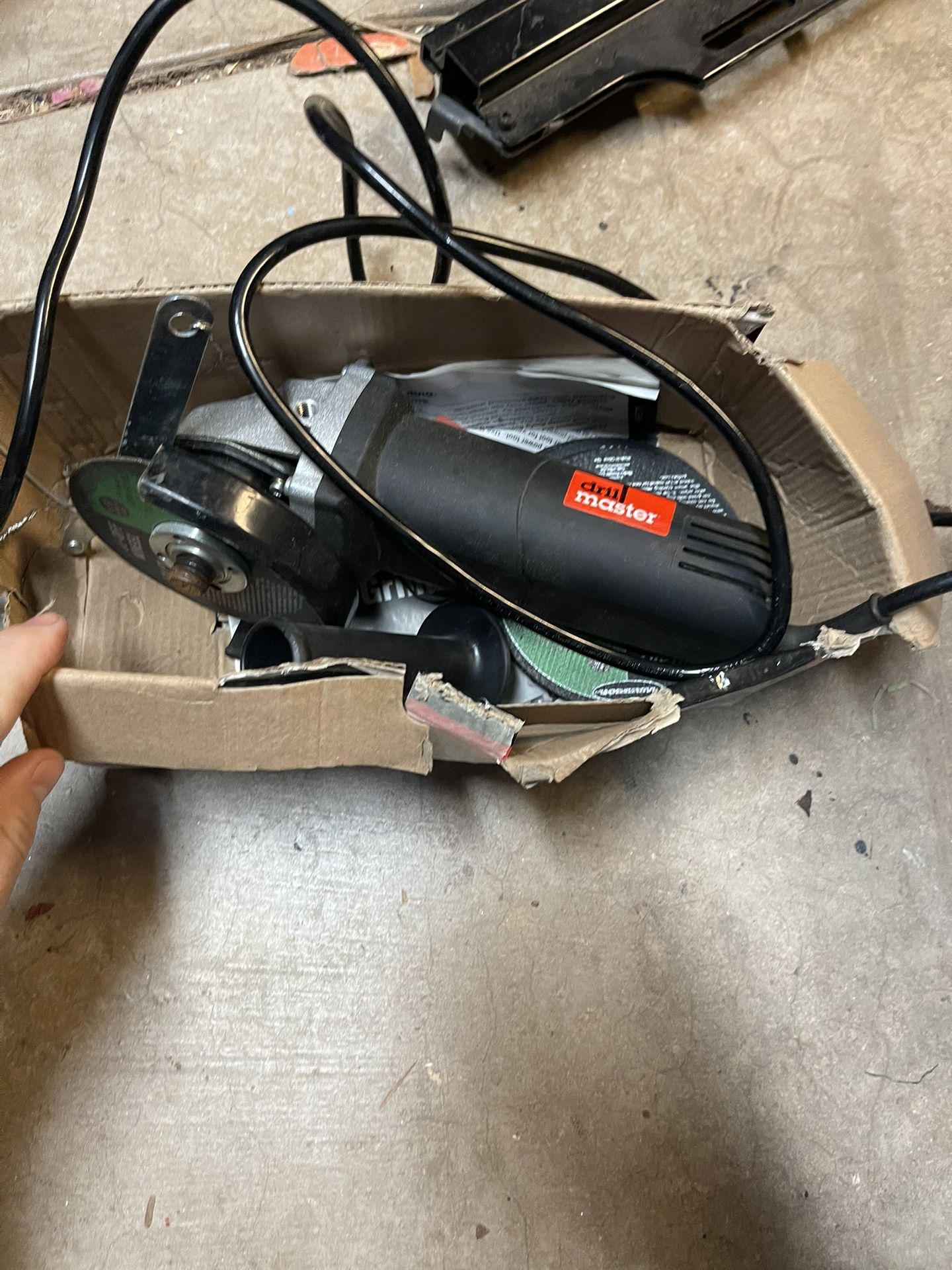 4 1/2” Angle Grinder With Extra Discs