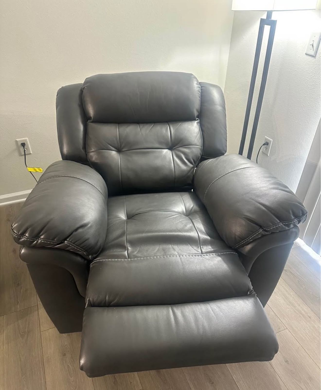 Gray Leather Recliner Couch – Clean & Like New – Pickup Manassas