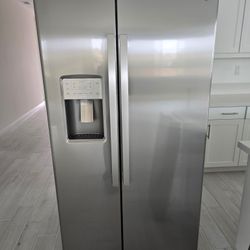 GE Refrigerator W/icemaker & Water