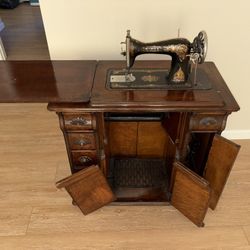 Vintage Singer Treadle Sewing Machine. MUST SELL