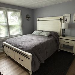 White Wood Bedroom Set (Queen)