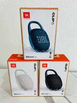 JBL Clip 5 by Harman •  3 colores disponibles: Azul, Blanco y Negro •  Bluetooth 5.3 - conexión más rápida y estable •  Hasta 12 horas de batería •  R
