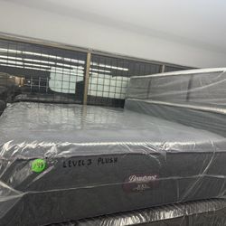 QUEEN SIZE SIMMONS BEAUTYREST WORLD CLASS MATTRESS & BOX SPRING BED SET