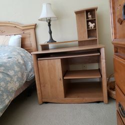 Oak Desk  (computer)   .beautiful  Conditions.  Extention   Have Wheel , Can Extend  Keybiardor Printer 