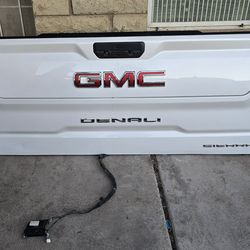 GMC Denali Tailgate