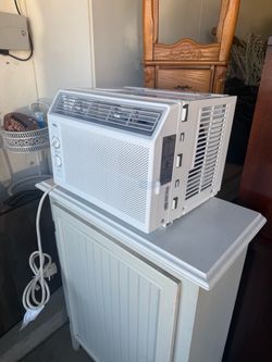 Like new works excellent Ac window conditioner