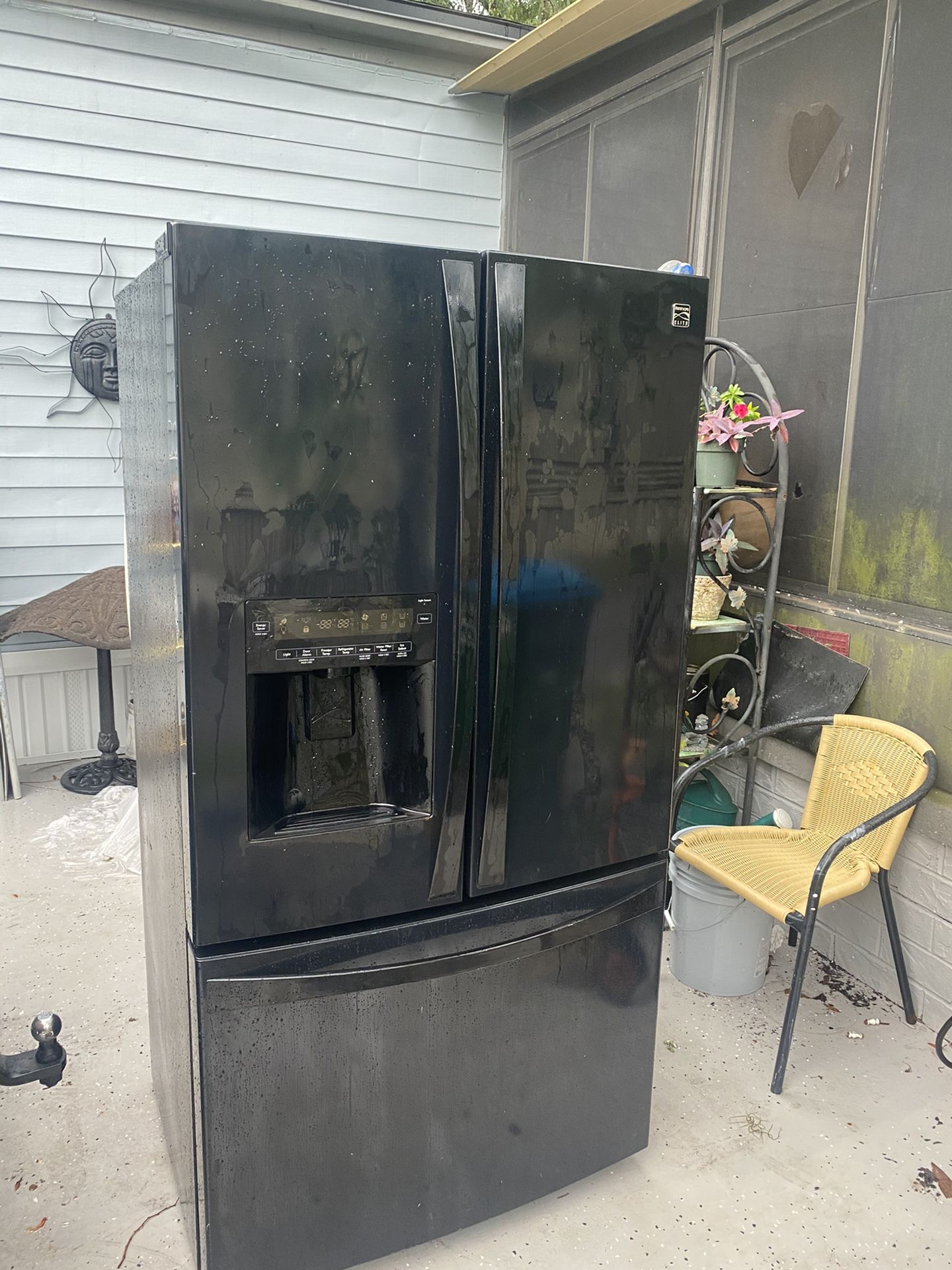 Se vende refrigeradora trabaja bien pero el congelador no está congelando bien este es mi número {contact info removed}