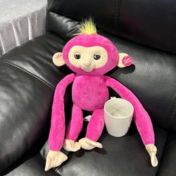 Fingerlings HUGS - Bella (Pink) Laughing Blows Kisses Snores !!! Plush Animal Monkey Batteries Included 