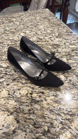 No Scuffs.  Size 6.  Low 2 1/2 In Heel. 