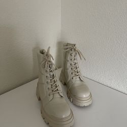 White Women boots( size 7,5)