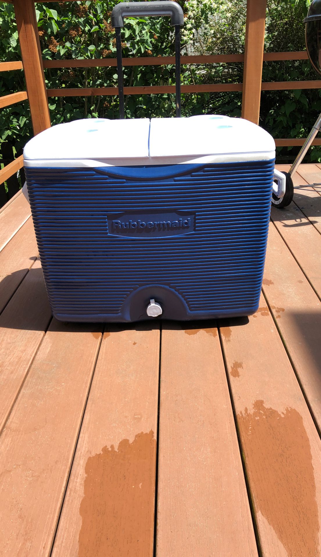 Rubber made cooler with wheels and handle