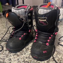 32 Boots Size 6