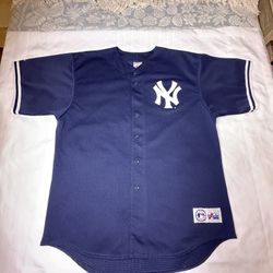 Derek Jeter Yankees Men’s XL Jersey.