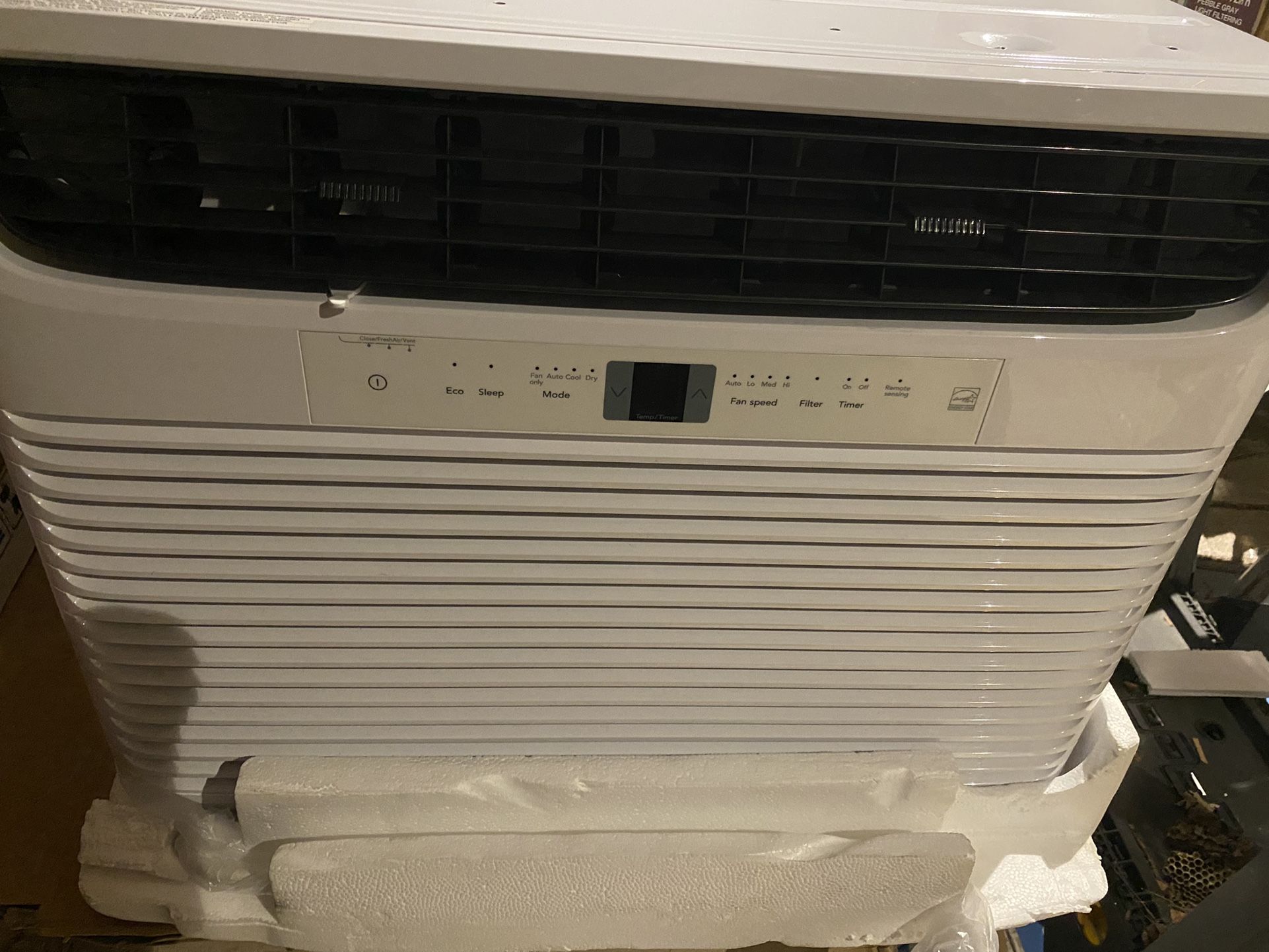 Frigidaire Window AC 18,000btu AC Model FHWC183WB2