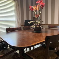 Unagusta Vintage Dining Room Set