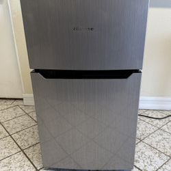 Hisense 3.3 cu.ft Mini-Fridge Dual Door With Freezer