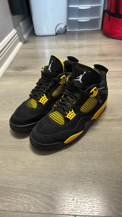Jordan 4 Black and yellow Size 11