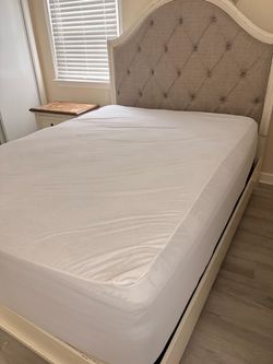 Three pc queen size bedroom set