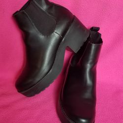 WOMEN'S BOOTS SIZE 7