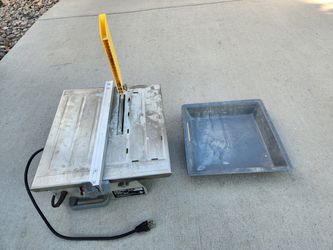 tile saw
WorkForce THD550
15x19x10H"
plastic container included
works good
