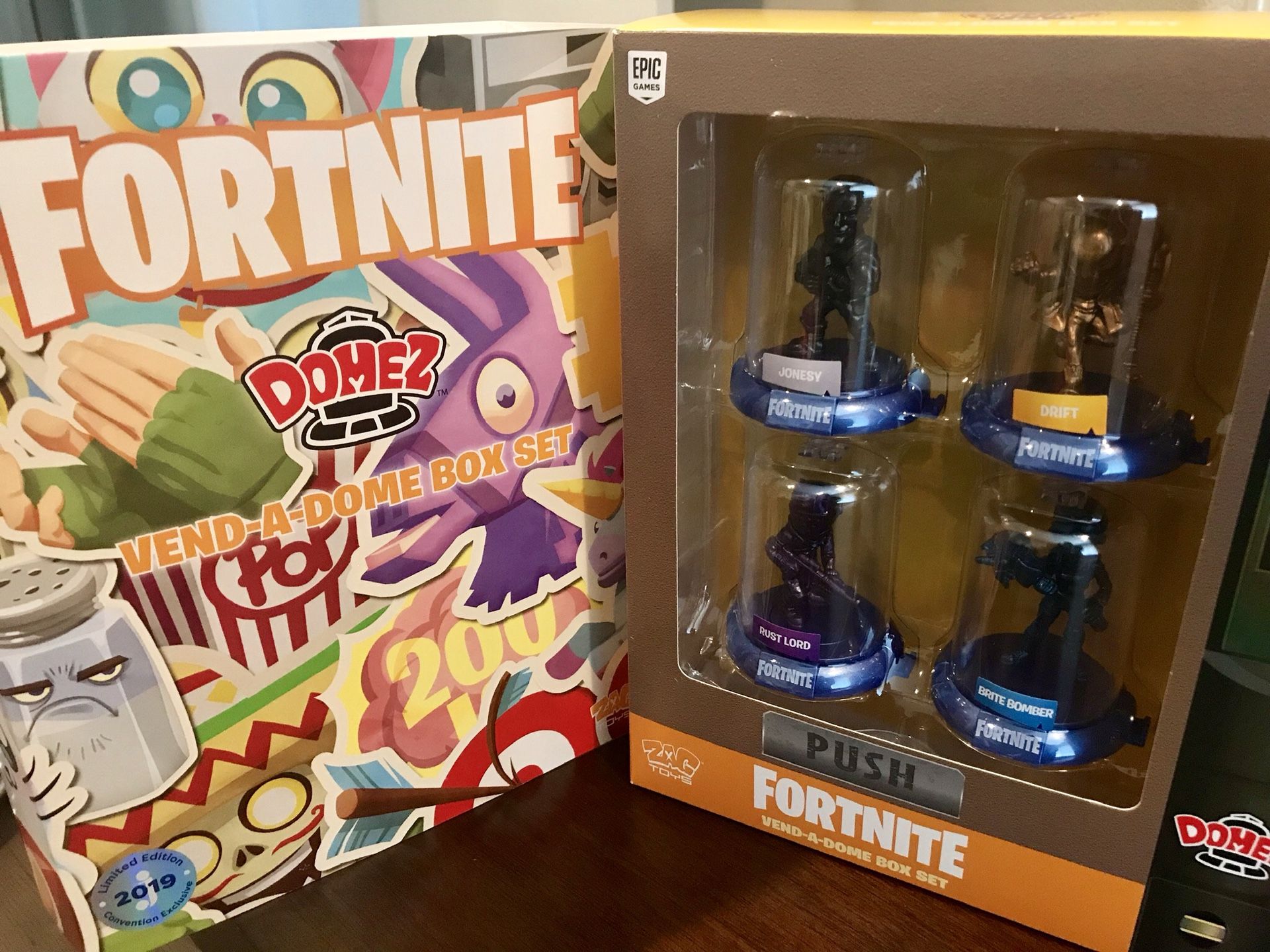Fortnite Domez vend a dome box set (EXCLUSIVE Comic Con 2019)
