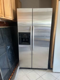 Gratis comedor de mármol sin sillas y refrigerador