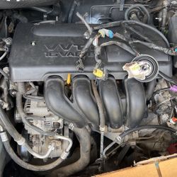 2004 Toyota Corolla En Piezas El Motor Tiene 38.000 Millas Y Puestas Como Puertas Fender Bonper Radiador Condenser Hood Todo Por Piesas