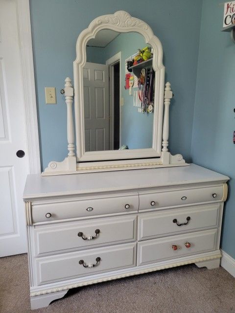Dresser With Mirror