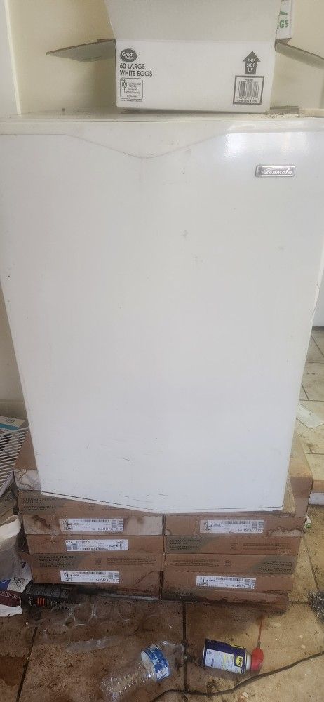 Kenmore 5.8 Cubic foot Refrigerator/Freezer