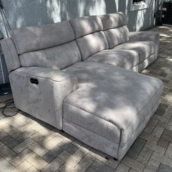 Newport 3-Piece Dual-Power Reclining Sectional with Chaise lounge. Like new.I can deliver for a cost. Dimensions: 119"W x 64"D x 40"H. 