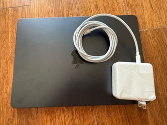 Apple 13.6-inch MacBook Air (M2, 2022) configured with 8GB of RAM and a 512GB SSD
