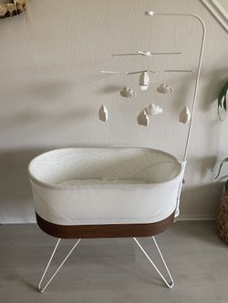 Snoo bassinet with cloud mobile