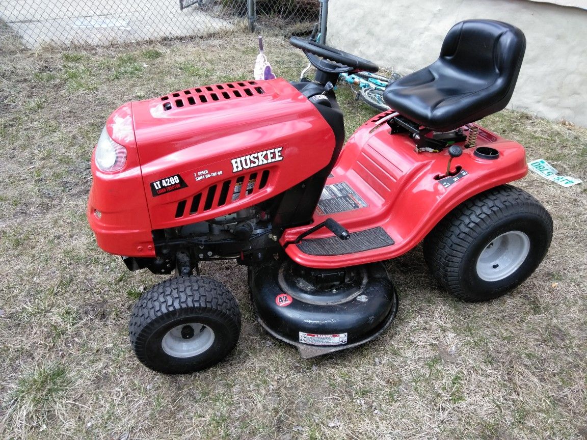 2013 HUSKEE LT4200 RIDE ON LAWN MOWER