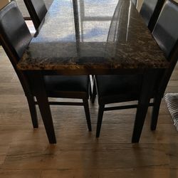 Dining Room Table With 4 Leather Chairs 