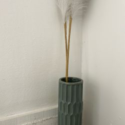Beautiful Decor Vase With White Feathers - Like New!