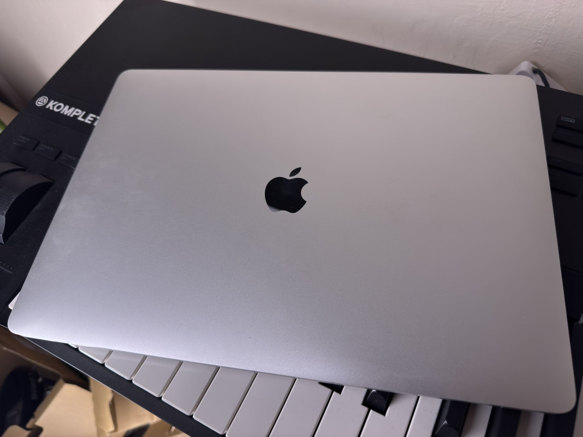 MacBook Pro 15-inch (2018) – 2.6GHz i7 / 16GB RAM / 512GB SSD – Excellent Condition