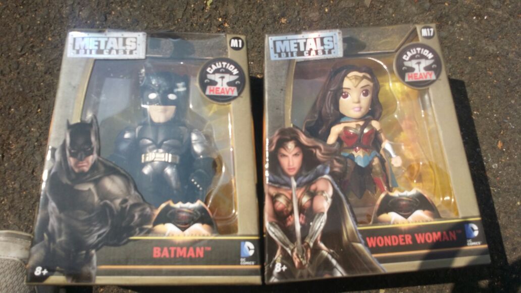 Metals DIE CAST BATMAN AND WONDER WOMAN