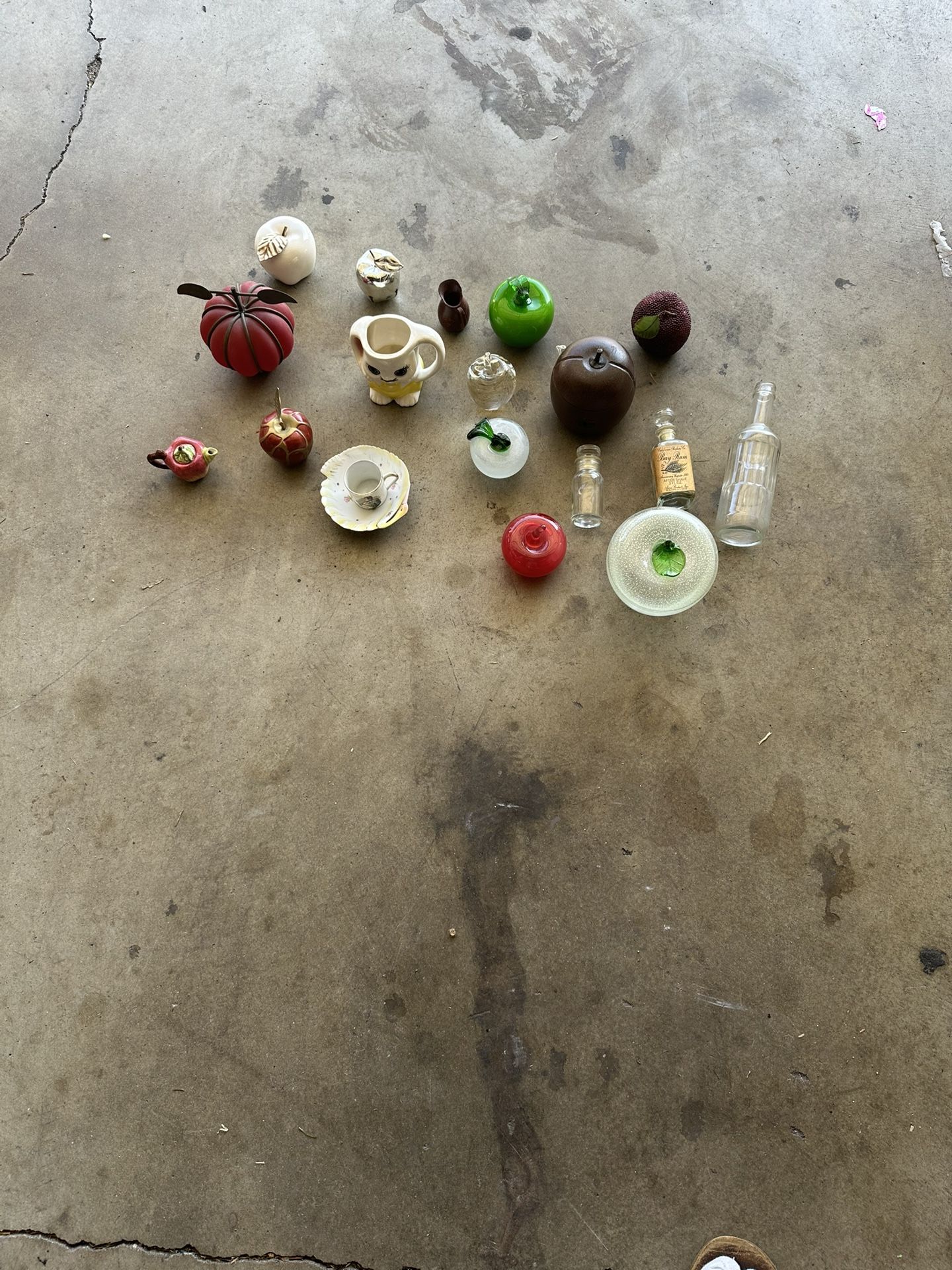 Antique 18 Piece 1960S Paper, Weight, Glass, Apple Wooden Apple Jewelry Box