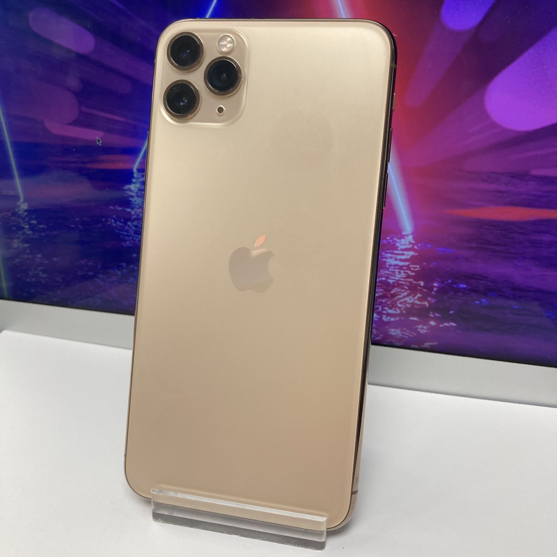 Factory Unlocked Iphone 11 pro max 64 gb comes with store warranty