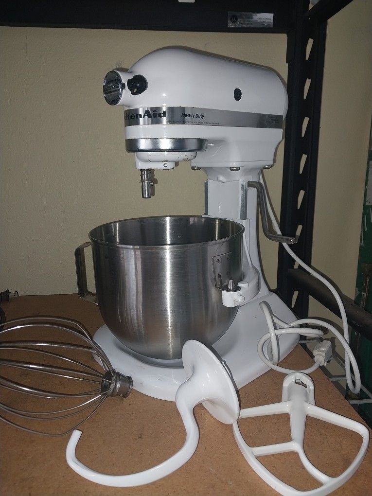 KITCHEN AID 5QT MIXER IN EXCELLENT CONDITION