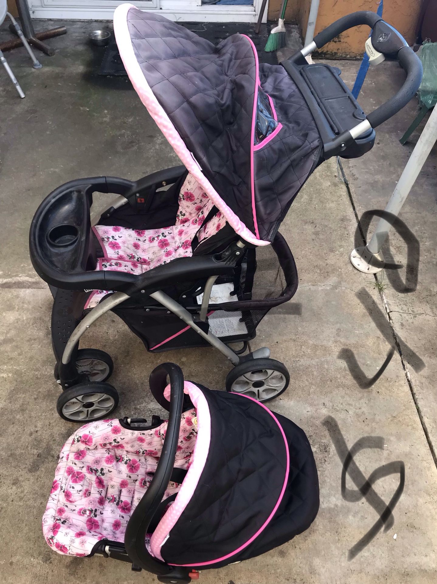 Baby girl stroller and car seat only of mine mouse only $40 dlls area San Ysidro
