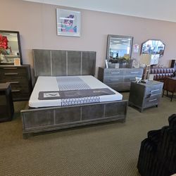 4 PC Queen or Cal King Bedroom Set