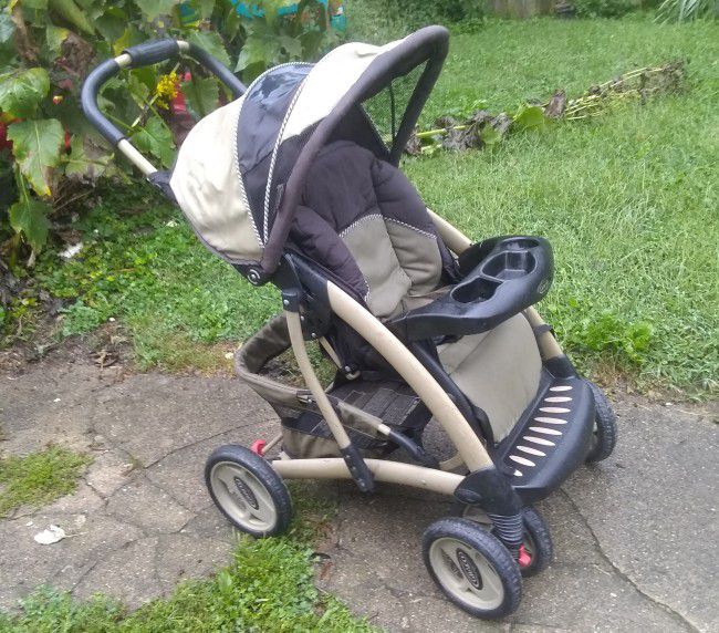 Nice Graco Stroller with Adjustable Seat Recline  Removable Lap Tray - Sturdy good quality!

