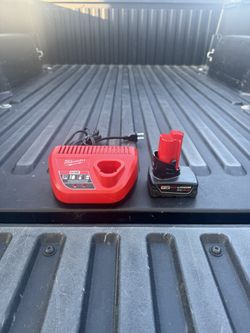 Milwaukee M12 12V Lithium-Ion 3.0 Ah Battery w/Charger