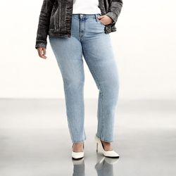 Levi’s Women’s Plus Size Classic Straight Mid Rise Light Blue Jeans Sz 26W