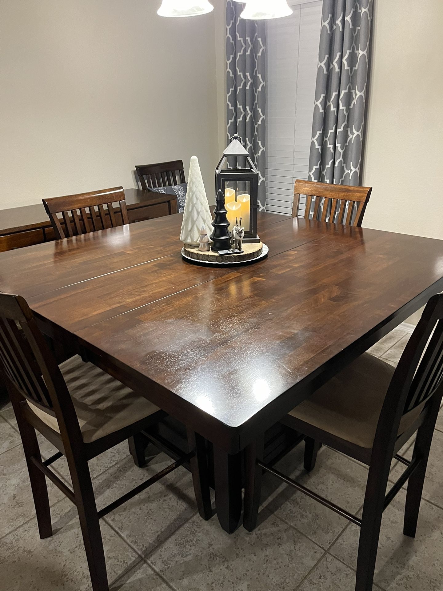 Kitchen table/ 6 Chairs