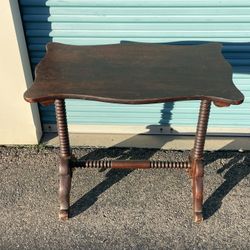 Beautiful Antique 19th-century Victorian spool leg parlor table, bobbin leg side table.