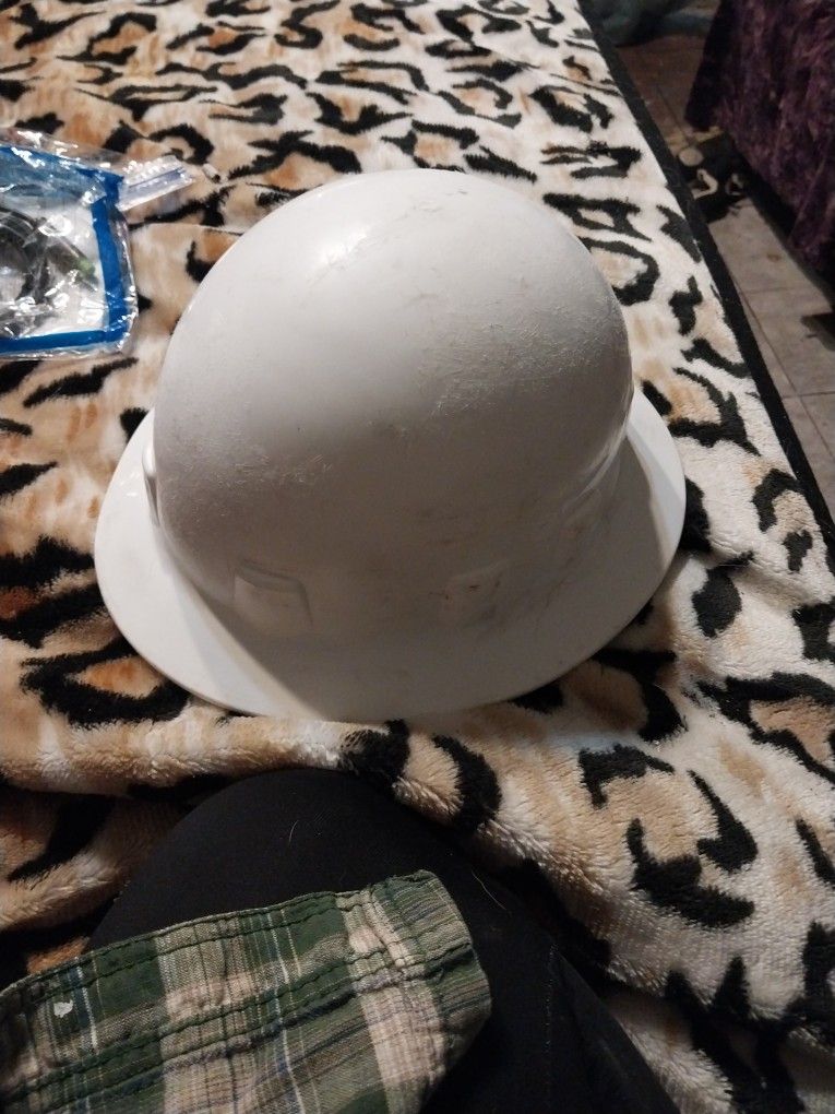 Hard Hat size 6 7/8-7 3/4 in heads