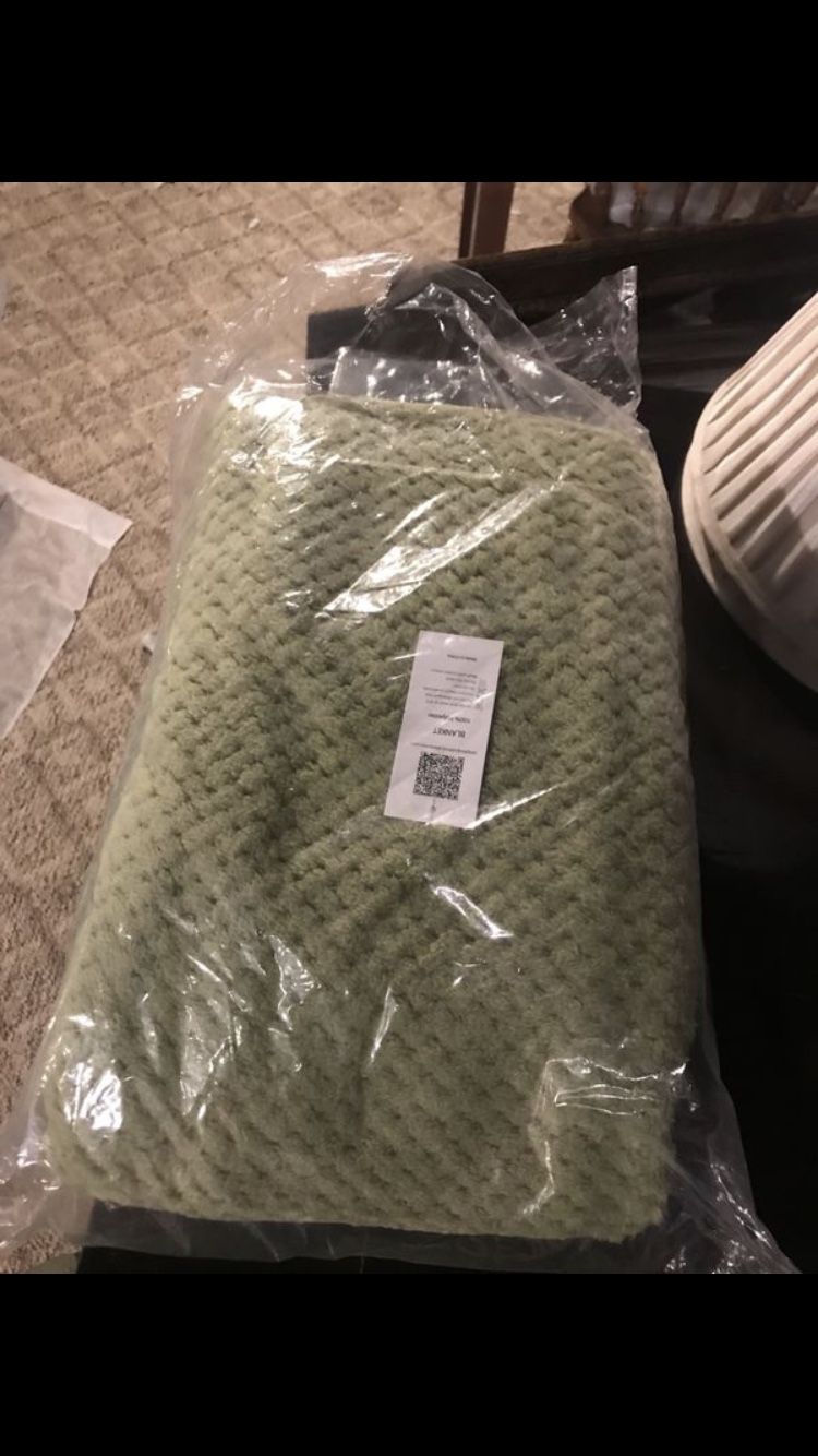 Green throw blanket, brand new, never used